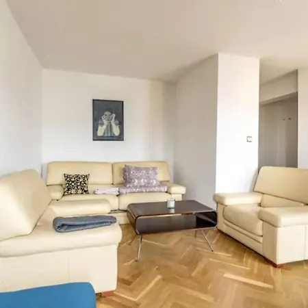 Center-bright And Cozy-tw44 Varşova